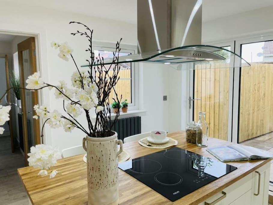 Charming Cottage Close To M4 Bridgend Bridgend  Exteriör bild
