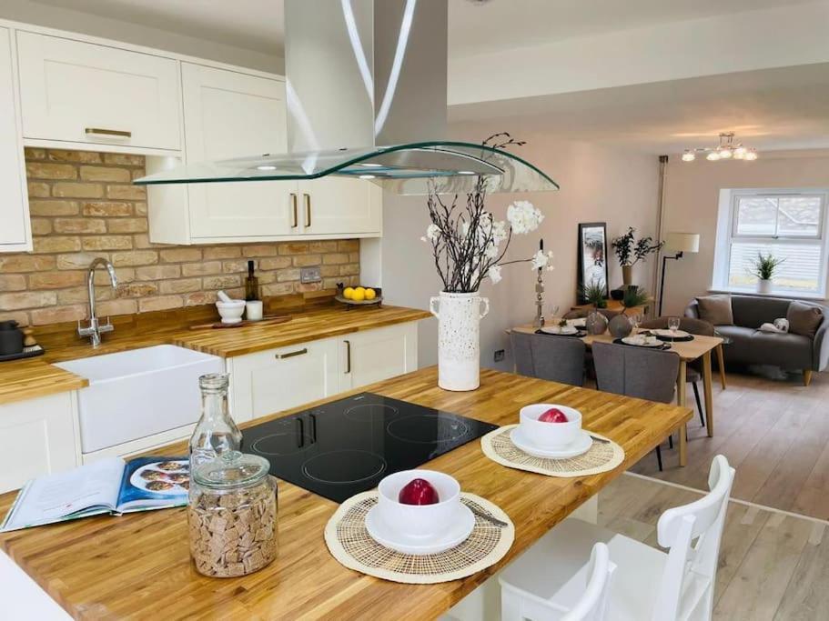 Charming Cottage Close To M4 Bridgend Bridgend  Exteriör bild